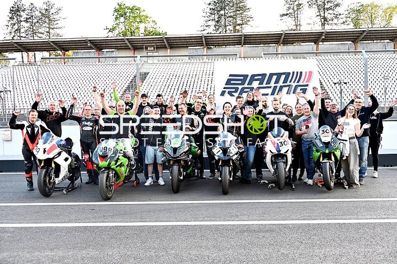 Gruppe mit Motorrädern posiert