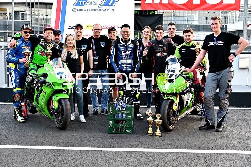 Gruppenfoto mit Motorrädern