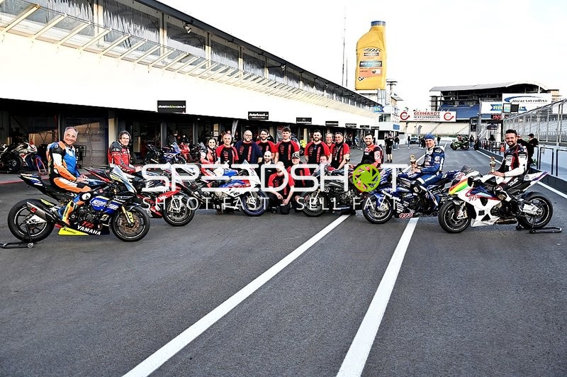 Gruppenfoto mit Motorrädern