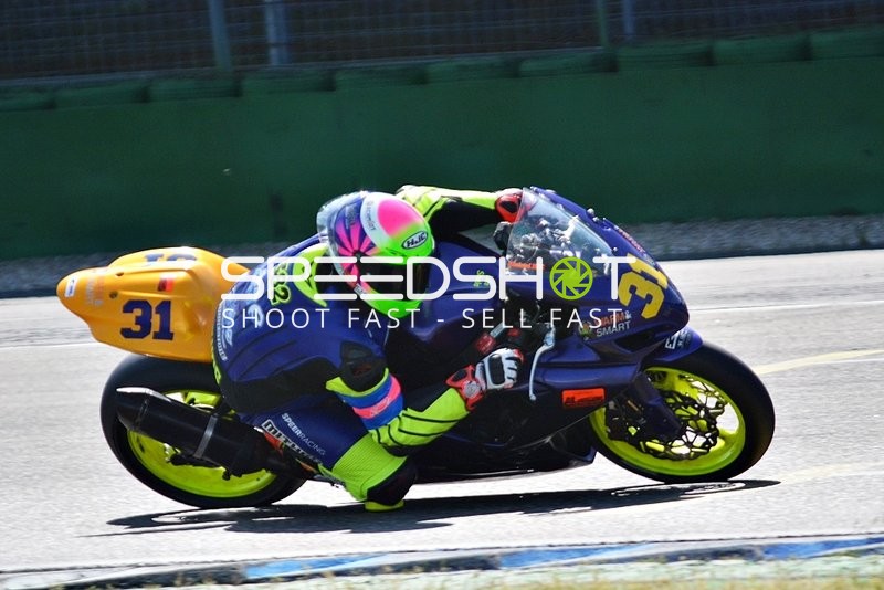 Motorrad VfL Wolfsburg in Kurve