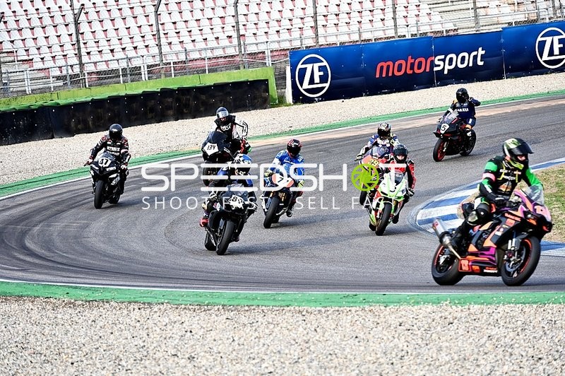 Motorradfahrer in Kurve