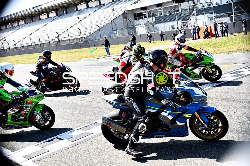 Motorradfahrer starten Rennen