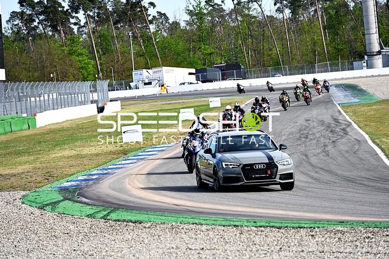 Fahrzeug führt Motorräder an