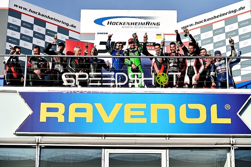 Sieger auf dem Podium