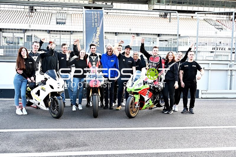 Gruppenfoto mit Motorrädern