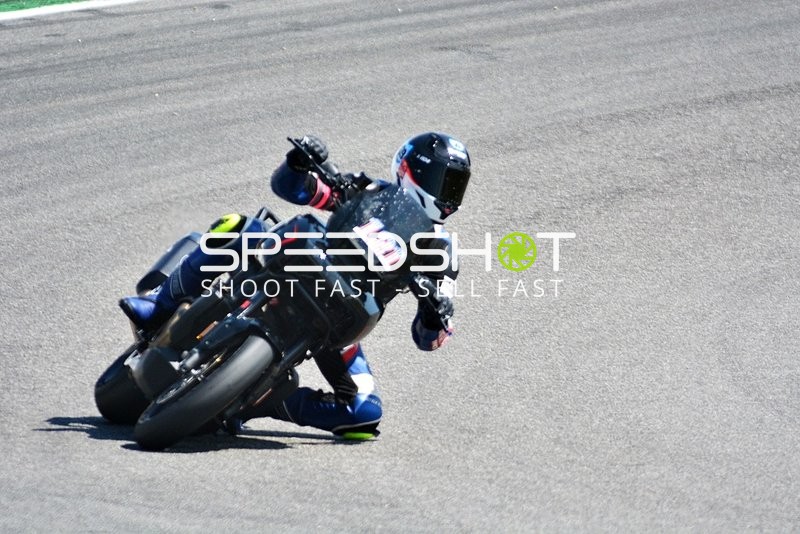 Motorradfahrer in Kurve