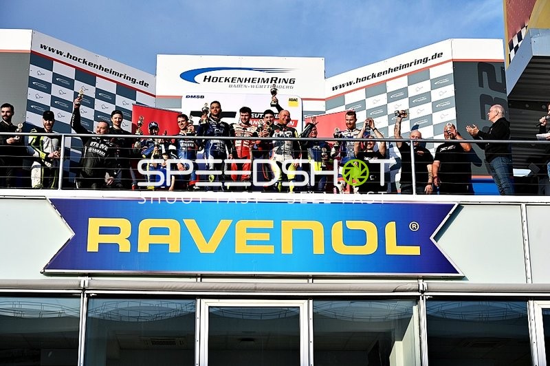 Sieger auf dem Podium