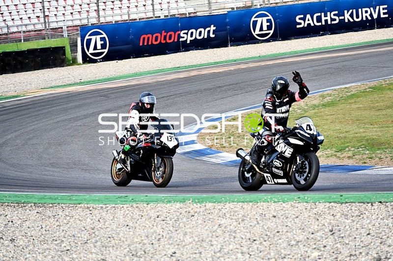 Zwei Motorradfahrer in Kurve