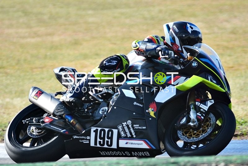 Motorrad Team 199 in Kurve