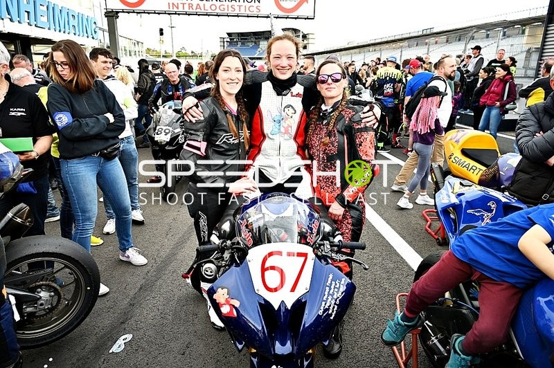 Drei Frauen am Motorrad 67