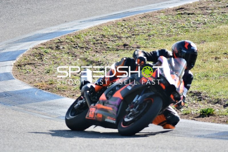 Motorradfahrer in Kurve