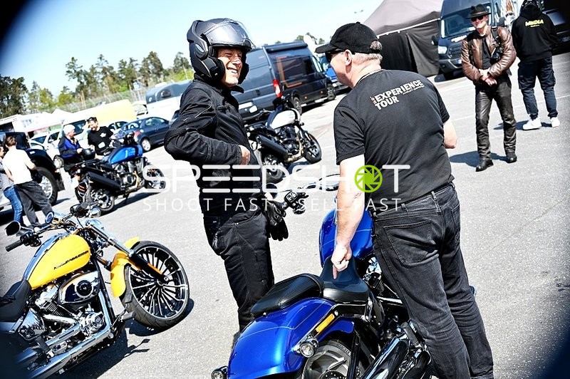 Zwei Männer an Motorrädern