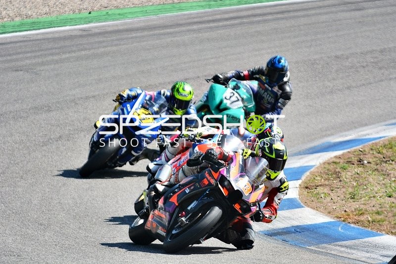 Mehrere Motorradfahrer in Kurve