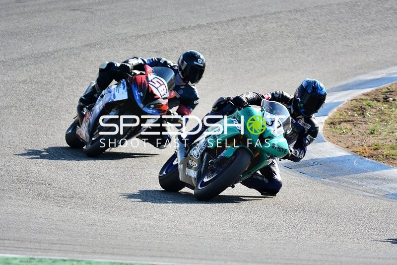 Zwei Motorradfahrer in Kurve