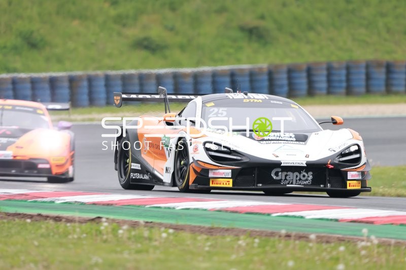 Rennwagen Ben Dörr (25, DTM 2025) vorne