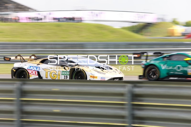 19, DTM 2025 neben grünem Rennwagen