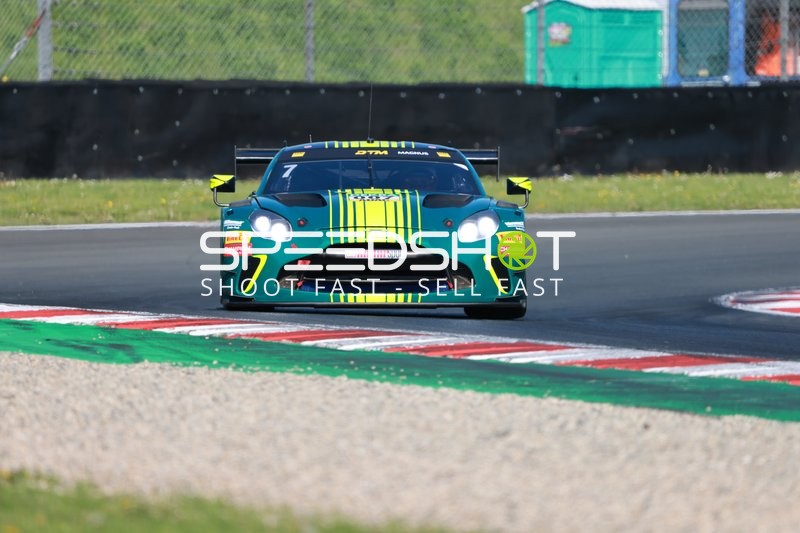 7 auf der Rennstrecke