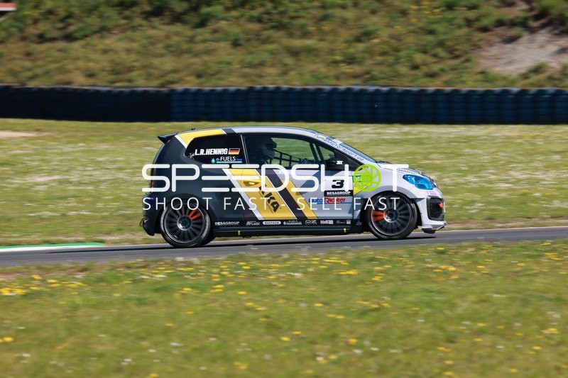 Rennwagen 3 auf Strecke