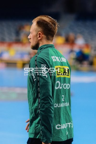 Spieler in grünem Trainingsanzug