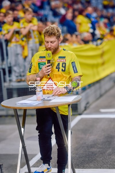 Kevin Gerwin (49, Rhein Neckar Löwen) mit Mikrofon