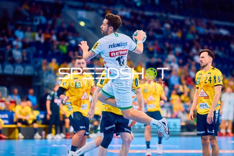 Wurfversuch Lukas Binder (11, SC DHfK Leipzig) gegen Patrick Groetzki (24, Rhein Neckar Löwen)