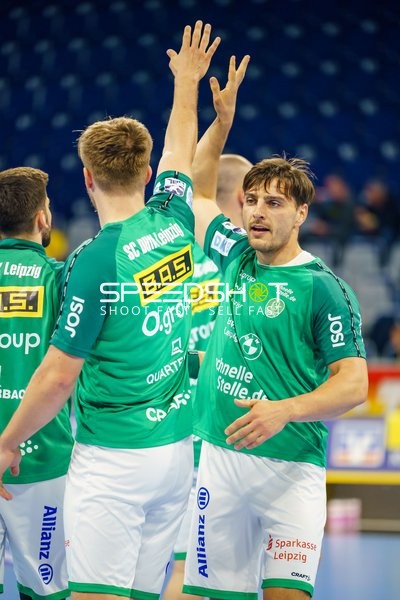 Spieler in grünen Trikots klatschen ab