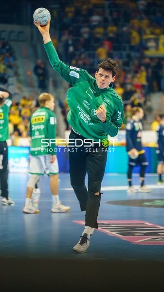 Spieler in grünem Trikot wirft