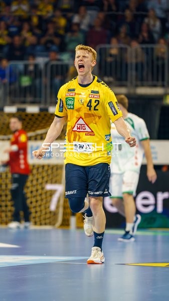 Jon Lindenchrone Andersen (42, Rhein Neckar Löwen) jubelt