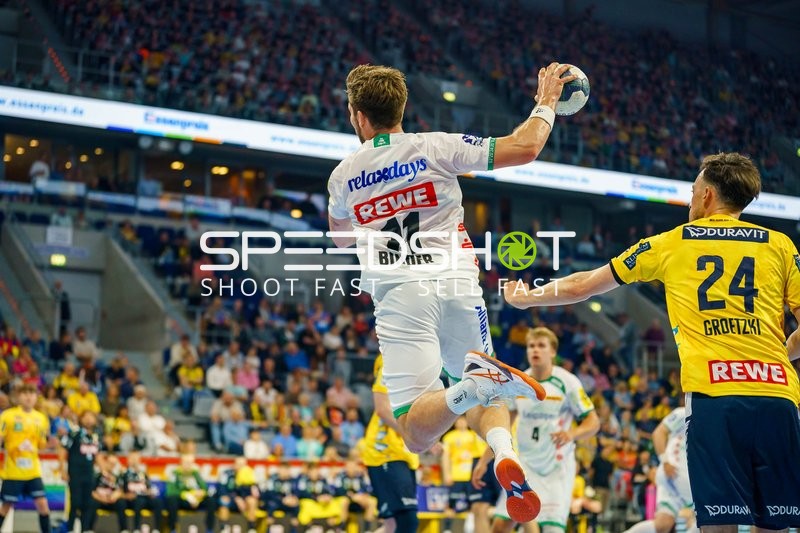 Lukas Binder (11, SC DHfK Leipzig) mit Sprungwurf, Patrick Groetzki (24, Rhein Neckar Löwen) verteidigt