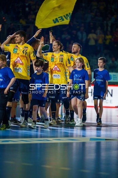 Halil Jaganjac (45, Rhein Neckar Löwen), Juri Knorr (10, Rhein Neckar Löwen) und David Späth (29, Rhein Neckar Löwen) begrüßen sich