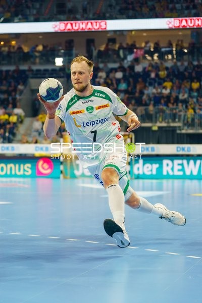 Luca Witzke (7, SC DHfK Leipzig) mit Ball