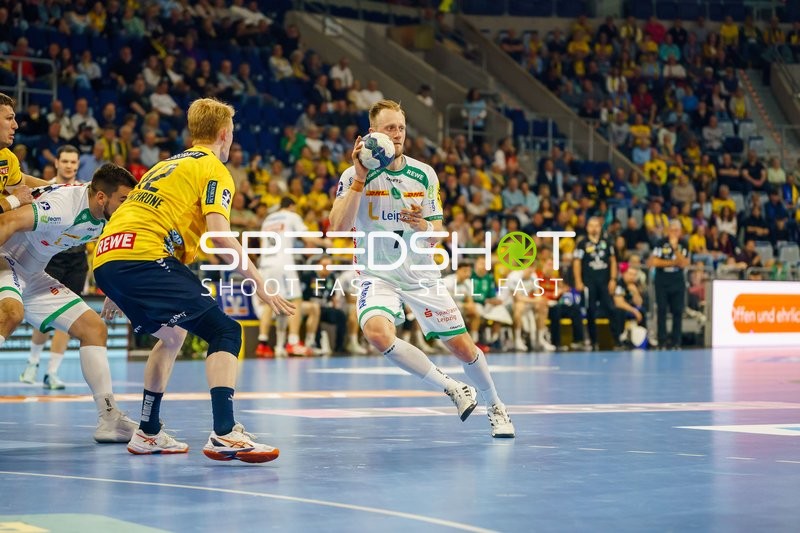 Luca Witzke (7, SC DHfK Leipzig) mit Ball vor Leon Keller (17, Rhein Neckar Löwen)