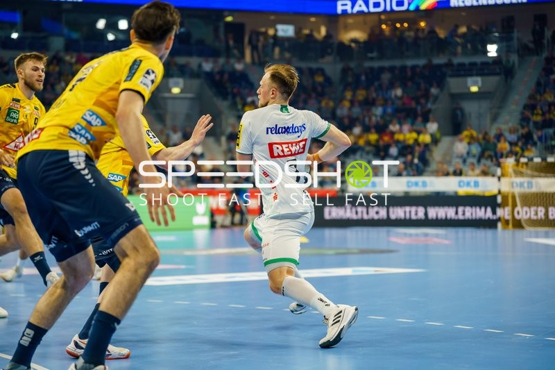 Luca Witzke (7, SC DHfK Leipzig) im Angriff gegen Robert Timmermeister (7, Rhein Neckar Löwen) und Steven Plucnar Jacobsen (9, Rhein Neckar Löwen)