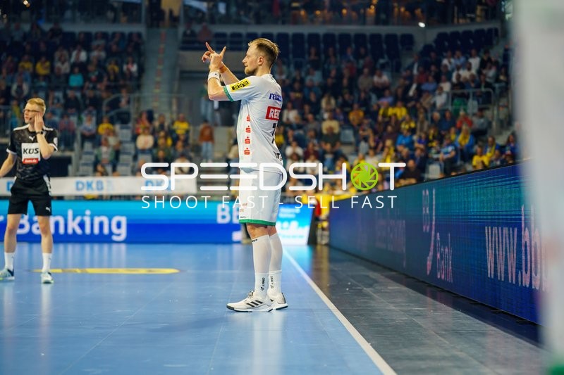 Andri Rúnarsson (4, SC DHfK Leipzig) zeigt Handzeichen