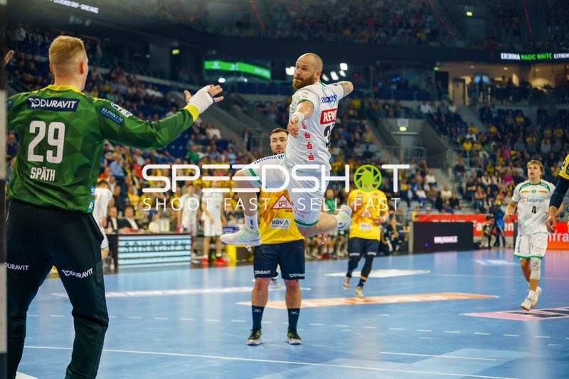 Luka Rogan (33, SC DHfK Leipzig) wirft auf David Späth (29, Rhein Neckar Löwen)