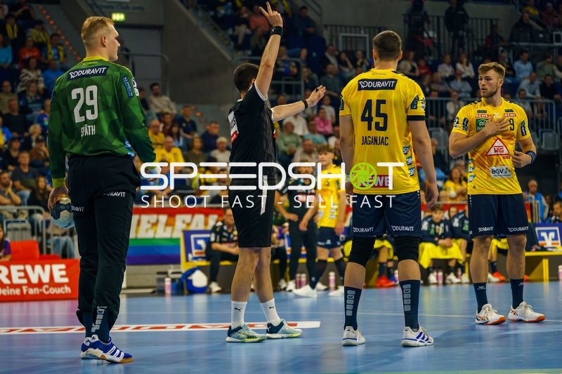 Schiedsrichter zeigt Zwei-Minuten-Strafe