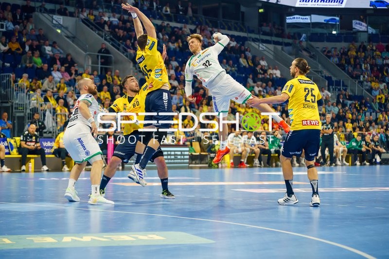 Franz Semper (32, SC DHfK Leipzig) wirft, David Móré (15, Rhein Neckar Löwen) blockt