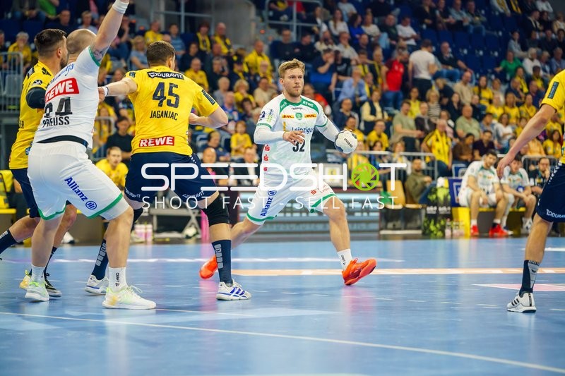 Franz Semper (32, SC DHfK Leipzig) mit Ball, Halil Jaganjac (45, Rhein Neckar Löwen) verteidigt