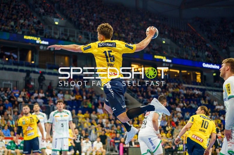 David Móré (15, Rhein Neckar Löwen) springt zum Wurf