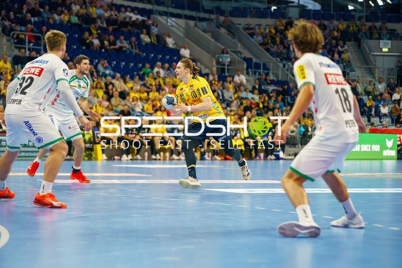 Juri Knorr (10, Rhein Neckar Löwen) mit Ball, verteidigt von Franz Semper (32, SC DHfK Leipzig) und Staffan Peter (18, SC DHfK Leipzig)