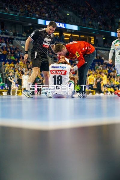 David Späth (29, Rhein Neckar Löwen) hilft Staffan Peter (18, SC DHfK Leipzig)