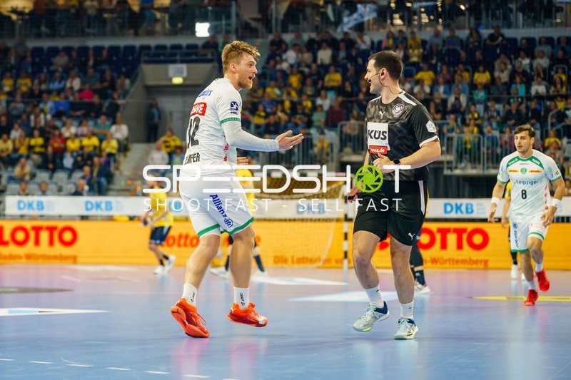 Kristian Sæverås (12, SC DHfK Leipzig) diskutiert mit Schiedsrichter