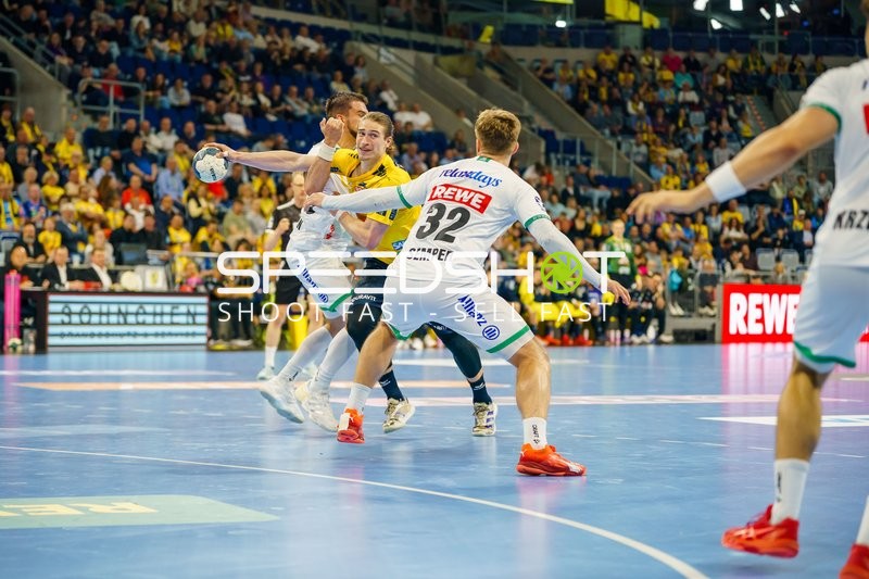 Juri Knorr (10, Rhein Neckar Löwen) blockiert