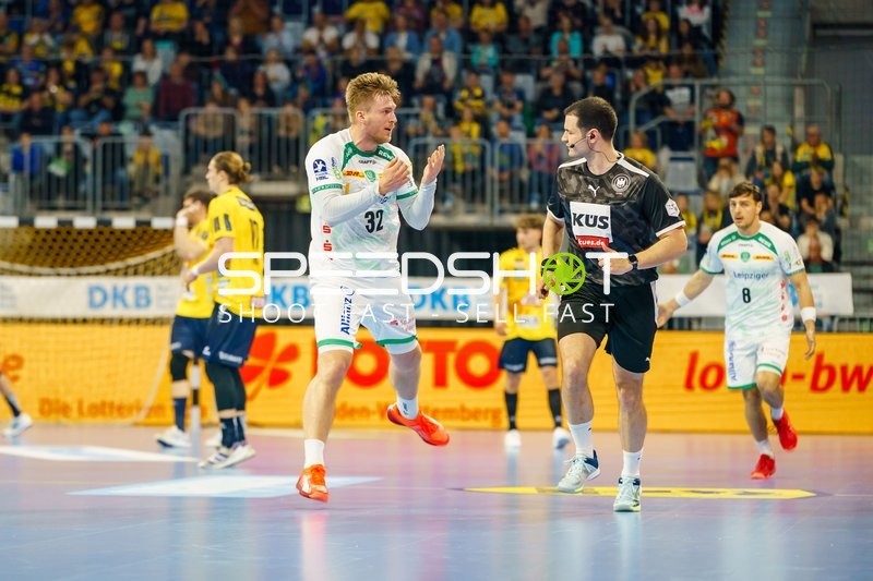 Franz Semper (32, SC DHfK Leipzig) gestikuliert Schiedsrichter