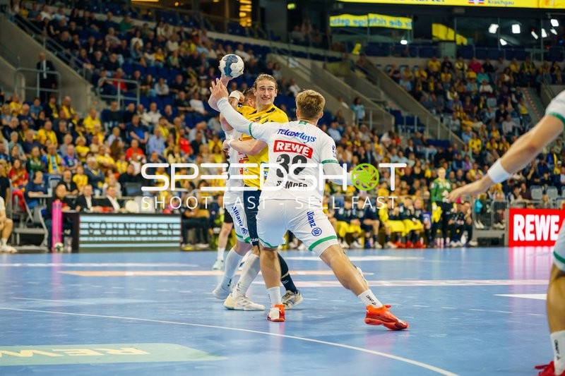 Juri Knorr (10, Rhein Neckar Löwen) wirft, Franz Semper (32, SC DHfK Leipzig) verteidigt