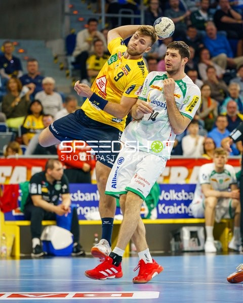 Steven Plucnar Jacobsen (9, Rhein Neckar Löwen) wirft, Marco Mamić (14, SC DHfK Leipzig) verteidigt