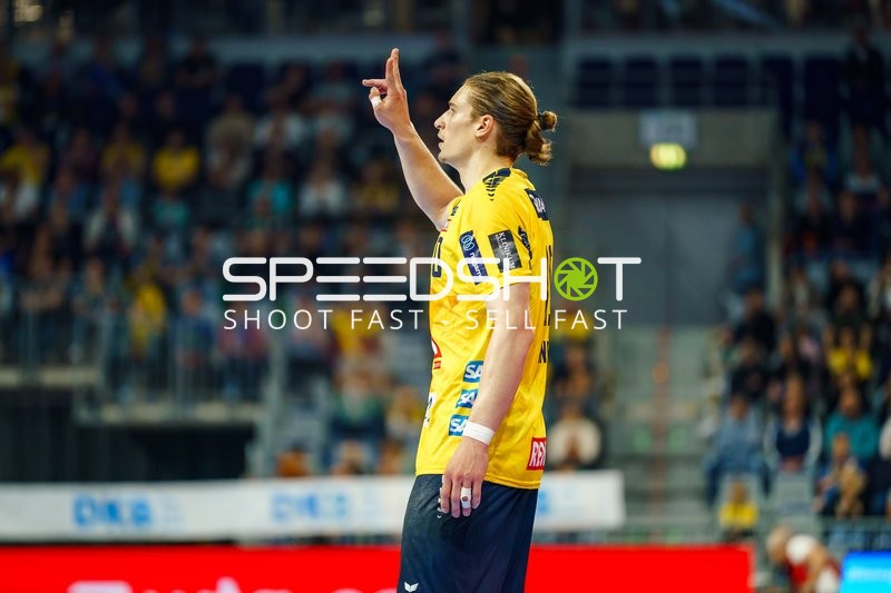 Juri Knorr (10, Rhein Neckar Löwen) zeigt Handzeichen