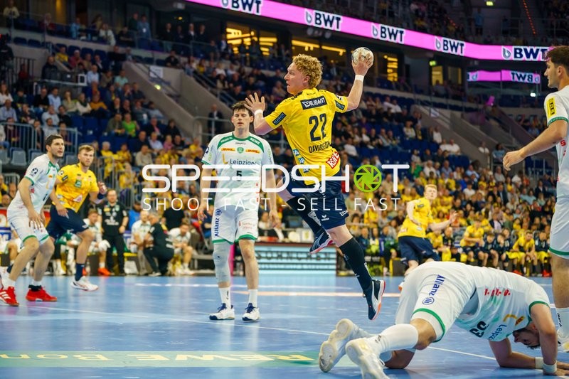 Gustav Davidsson (22, Rhein Neckar Löwen) springt zum Wurf