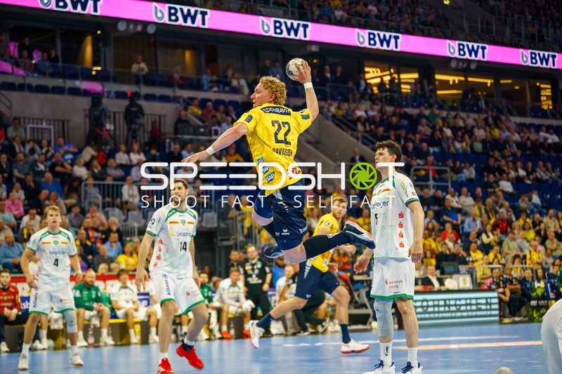 Gustav Davidsson (22, Rhein Neckar Löwen) wirft über Lucas Krzikalla (8, SC DHfK Leipzig)