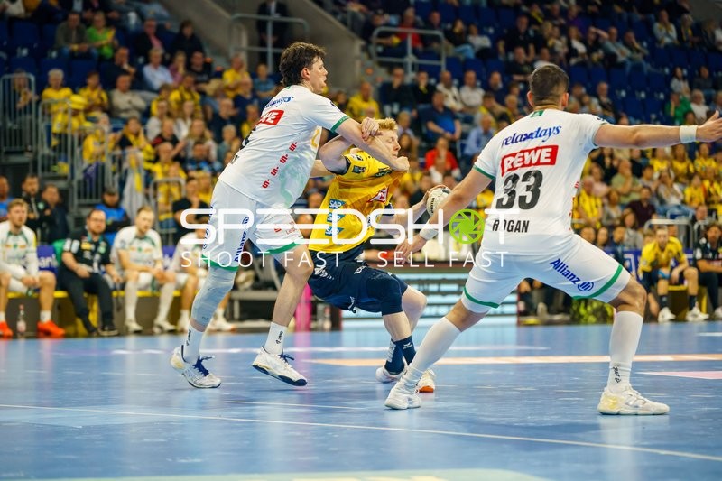 Juri Knorr (10, Rhein Neckar Löwen) gegen Luka Rogan (33, SC DHfK Leipzig) in Aktion